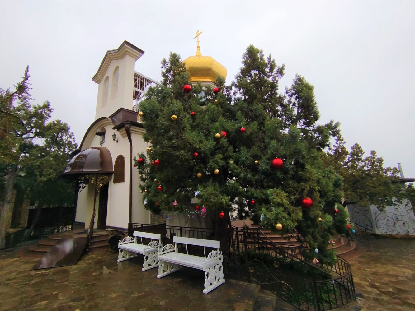 Предпразднства Рождества Христова. Украшаем можжевельник в храме.