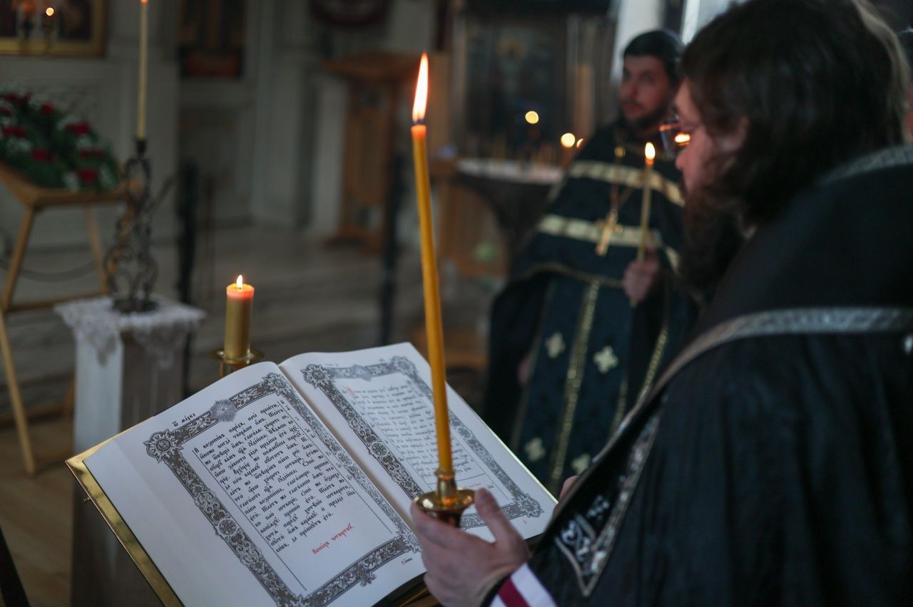 В воскресенье 15 марта накануне понедельника 4-й седмицы Великого поста, епископ Феодосийский и Керченский Иларион совершил Пассию — вечерню с чтением акафиста Страстям Христовым в храме святителя Луки Крымского пгт. Новый Свет.